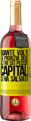 29,95 € Spedizione Gratuita | Vino rosato Edizione ROSÉ quante volte la pigrizia degli altri sei peccati capitali ci ha salvato! Etichetta Gialla. Etichetta personalizzabile Vino giovane Raccogliere 2024 Tempranillo