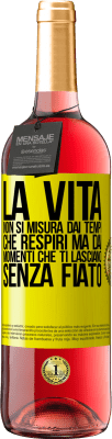 29,95 € Spedizione Gratuita | Vino rosato Edizione ROSÉ La vita non si misura dai tempi che respiri ma dai momenti che ti lasciano senza fiato Etichetta Gialla. Etichetta personalizzabile Vino giovane Raccogliere 2024 Tempranillo