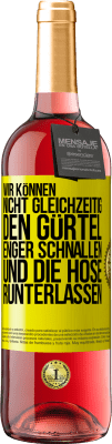 29,95 € Kostenloser Versand | Roséwein ROSÉ Ausgabe Wir können nicht gleichzeitig den Gürtel enger schnallen und die Hose runterlassen Gelbes Etikett. Anpassbares Etikett Junger Wein Ernte 2024 Tempranillo