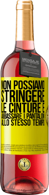 29,95 € Spedizione Gratuita | Vino rosato Edizione ROSÉ Non possiamo stringere le cinture e abbassare i pantaloni allo stesso tempo Etichetta Gialla. Etichetta personalizzabile Vino giovane Raccogliere 2023 Tempranillo