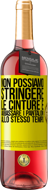 29,95 € Spedizione Gratuita | Vino rosato Edizione ROSÉ Non possiamo stringere le cinture e abbassare i pantaloni allo stesso tempo Etichetta Gialla. Etichetta personalizzabile Vino giovane Raccogliere 2024 Tempranillo