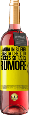 29,95 € Spedizione Gratuita | Vino rosato Edizione ROSÉ Lavora in silenzio e lascia che il tuo successo faccia rumore Etichetta Gialla. Etichetta personalizzabile Vino giovane Raccogliere 2024 Tempranillo