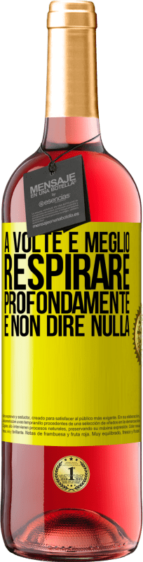 29,95 € Spedizione Gratuita | Vino rosato Edizione ROSÉ A volte è meglio respirare profondamente e non dire nulla Etichetta Gialla. Etichetta personalizzabile Vino giovane Raccogliere 2024 Tempranillo