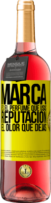 29,95 € Envío gratis | Vino Rosado Edición ROSÉ Marca es el perfume que usas. Reputación, el olor que dejas Etiqueta Amarilla. Etiqueta personalizable Vino joven Cosecha 2025 Tempranillo