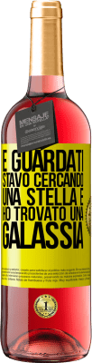 29,95 € Spedizione Gratuita | Vino rosato Edizione ROSÉ E guardati, stavo cercando una stella e ho trovato una galassia Etichetta Gialla. Etichetta personalizzabile Vino giovane Raccogliere 2024 Tempranillo