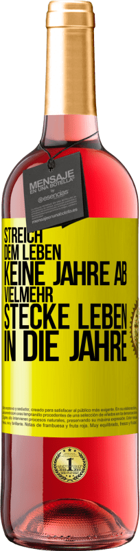 29,95 € Kostenloser Versand | Roséwein ROSÉ Ausgabe Streich dem Leben keine Jahre ab, vielmehr stecke Leben in die Jahre Gelbes Etikett. Anpassbares Etikett Junger Wein Ernte 2024 Tempranillo