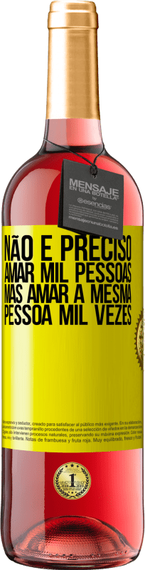 29,95 € Envio grátis | Vinho rosé Edição ROSÉ Não é preciso amar mil pessoas, mas amar a mesma pessoa mil vezes Etiqueta Amarela. Etiqueta personalizável Vinho jovem Colheita 2025 Tempranillo