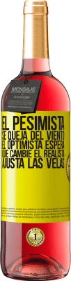 29,95 € Envío gratis | Vino Rosado Edición ROSÉ El pesimista se queja del viento el optimista espera que cambie el realista ajusta las velas Etiqueta Amarilla. Etiqueta personalizable Vino joven Cosecha 2025 Tempranillo