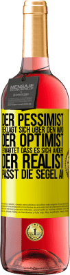 29,95 € Kostenloser Versand | Roséwein ROSÉ Ausgabe Der Pessimist beklagt sich über den Wind, der Optimist erwartet, dass es sich ändert, der Realist passt die Segel an Gelbes Etikett. Anpassbares Etikett Junger Wein Ernte 2024 Tempranillo