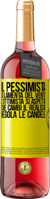 29,95 € Spedizione Gratuita | Vino rosato Edizione ROSÉ Il pessimista si lamenta del vento l'ottimista si aspetta che cambi il realista regola le candele Etichetta Gialla. Etichetta personalizzabile Vino giovane Raccogliere 2025 Tempranillo