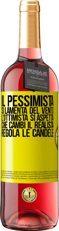 29,95 € Spedizione Gratuita | Vino rosato Edizione ROSÉ Il pessimista si lamenta del vento l'ottimista si aspetta che cambi il realista regola le candele Etichetta Gialla. Etichetta personalizzabile Vino giovane Raccogliere 2024 Tempranillo