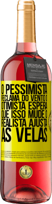 29,95 € Envio grátis | Vinho rosé Edição ROSÉ O pessimista reclama do vento o otimista espera que isso mude o realista ajusta as velas Etiqueta Amarela. Etiqueta personalizável Vinho jovem Colheita 2024 Tempranillo