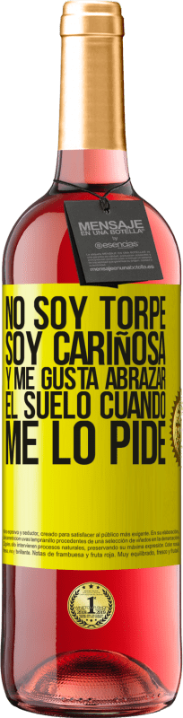 29,95 € Envío gratis | Vino Rosado Edición ROSÉ No soy torpe, soy cariñosa, y me gusta abrazar el suelo cuando me lo pide Etiqueta Amarilla. Etiqueta personalizable Vino joven Cosecha 2025 Tempranillo