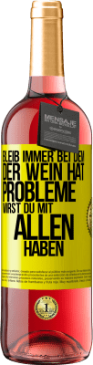 29,95 € Kostenloser Versand | Roséwein ROSÉ Ausgabe Bleib immer bei dem, der Wein hat. Probleme wirst du mit allen haben Gelbes Etikett. Anpassbares Etikett Junger Wein Ernte 2024 Tempranillo