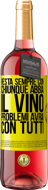 29,95 € Spedizione Gratuita | Vino rosato Edizione ROSÉ Resta sempre con chiunque abbia il vino. Problemi avrai con tutti Etichetta Gialla. Etichetta personalizzabile Vino giovane Raccogliere 2024 Tempranillo