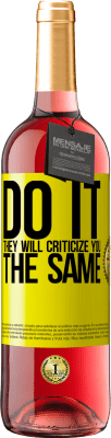 29,95 € 送料無料 | ロゼワイン ROSÉエディション やる彼らはあなたを同じように批判します 黄色のラベル. カスタマイズ可能なラベル 若いワイン 収穫 2025 Tempranillo
