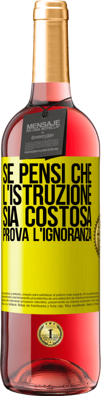 29,95 € Spedizione Gratuita | Vino rosato Edizione ROSÉ Se pensi che l'istruzione sia costosa, prova l'ignoranza Etichetta Gialla. Etichetta personalizzabile Vino giovane Raccogliere 2024 Tempranillo