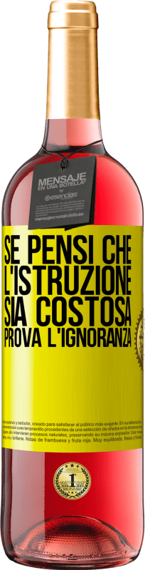 29,95 € Spedizione Gratuita | Vino rosato Edizione ROSÉ Se pensi che l'istruzione sia costosa, prova l'ignoranza Etichetta Gialla. Etichetta personalizzabile Vino giovane Raccogliere 2025 Tempranillo