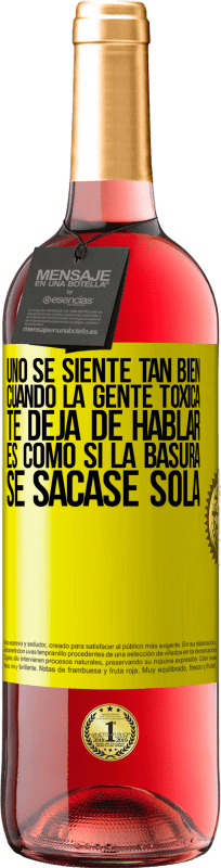29,95 € Envío gratis | Vino Rosado Edición ROSÉ Uno se siente tan bien cuando la gente tóxica te deja de hablar… Es como si la basura se sacase sola Etiqueta Amarilla. Etiqueta personalizable Vino joven Cosecha 2025 Tempranillo
