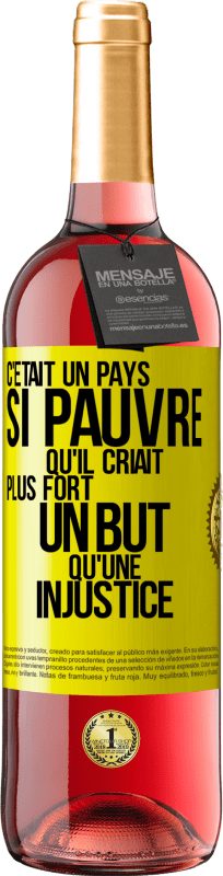 29,95 € Envoi gratuit | Vin rosé Édition ROSÉ C'était un pays si pauvre qu'il criait plus fort un but qu'une injustice Étiquette Jaune. Étiquette personnalisable Vin jeune Récolte 2024 Tempranillo