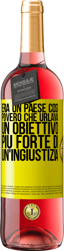 29,95 € Spedizione Gratuita | Vino rosato Edizione ROSÉ Era un paese così povero che urlava un obiettivo più forte di un'ingiustizia Etichetta Gialla. Etichetta personalizzabile Vino giovane Raccogliere 2024 Tempranillo