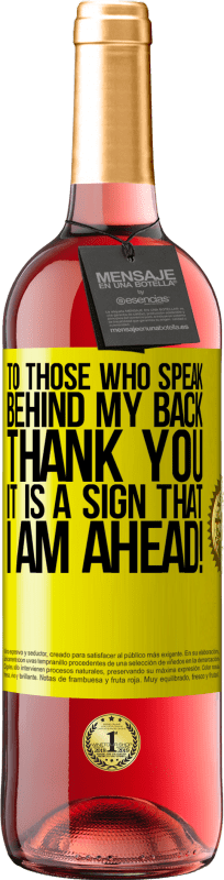 29,95 € 送料無料 | ロゼワイン ROSÉエディション 私の後ろで話す人に、ありがとう。これは私が先を行く兆候です！ 黄色のラベル. カスタマイズ可能なラベル 若いワイン 収穫 2025 Tempranillo