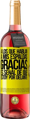 29,95 € Envío gratis | Vino Rosado Edición ROSÉ A los que hablan a mis espaldas, GRACIAS. Es señal de que estoy por delante! Etiqueta Amarilla. Etiqueta personalizable Vino joven Cosecha 2025 Tempranillo