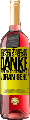 29,95 € Kostenloser Versand | Roséwein ROSÉ Ausgabe An diejenigen, die hinter meinem Rücken sprechen: DANKE. Es ist ein Zeichen, dass ich voran gehe! Gelbes Etikett. Anpassbares Etikett Junger Wein Ernte 2023 Tempranillo