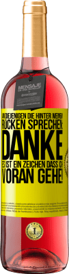29,95 € Kostenloser Versand | Roséwein ROSÉ Ausgabe An diejenigen, die hinter meinem Rücken sprechen: DANKE. Es ist ein Zeichen, dass ich voran gehe! Gelbes Etikett. Anpassbares Etikett Junger Wein Ernte 2025 Tempranillo