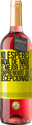29,95 € Envío gratis | Vino Rosado Edición ROSÉ No esperes nada de nadie. Es mejor estar sorprendido que decepcionado Etiqueta Amarilla. Etiqueta personalizable Vino joven Cosecha 2025 Tempranillo