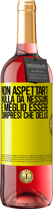 29,95 € Spedizione Gratuita | Vino rosato Edizione ROSÉ Non aspettarti nulla da nessuno. È meglio essere sorpresi che delusi Etichetta Gialla. Etichetta personalizzabile Vino giovane Raccogliere 2025 Tempranillo