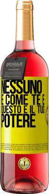 29,95 € Spedizione Gratuita | Vino rosato Edizione ROSÉ Nessuno è come te e questo è il tuo potere Etichetta Gialla. Etichetta personalizzabile Vino giovane Raccogliere 2025 Tempranillo