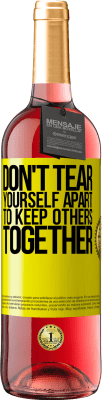 29,95 € Free Shipping | Rosé Wine ROSÉ Edition Don't tear yourself apart to keep others together Yellow Label. Customizable label Young wine Harvest 2025 Tempranillo