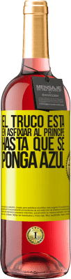 29,95 € Envío gratis | Vino Rosado Edición ROSÉ El truco está en axfisiar al príncipe hasta que se ponga azul Etiqueta Amarilla. Etiqueta personalizable Vino joven Cosecha 2023 Tempranillo
