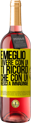 29,95 € Spedizione Gratuita | Vino rosato Edizione ROSÉ È meglio vivere con un Ti ricordi che con un Riesci a immaginare Etichetta Gialla. Etichetta personalizzabile Vino giovane Raccogliere 2024 Tempranillo