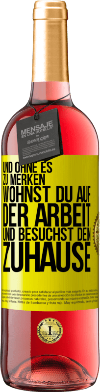 29,95 € Kostenloser Versand | Roséwein ROSÉ Ausgabe Und ohne es zu merken, wohnst du auf der Arbeit und besuchst dein Zuhause Gelbes Etikett. Anpassbares Etikett Junger Wein Ernte 2024 Tempranillo