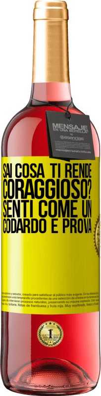 29,95 € Spedizione Gratuita | Vino rosato Edizione ROSÉ sai cosa ti rende coraggioso? Senti come un codardo e prova Etichetta Gialla. Etichetta personalizzabile Vino giovane Raccogliere 2024 Tempranillo