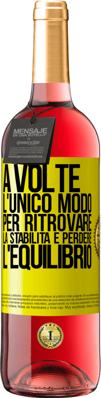 29,95 € Spedizione Gratuita | Vino rosato Edizione ROSÉ A volte, l'unico modo per ritrovare la stabilità è perdere l'equilibrio Etichetta Gialla. Etichetta personalizzabile Vino giovane Raccogliere 2024 Tempranillo