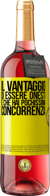 29,95 € Spedizione Gratuita | Vino rosato Edizione ROSÉ Il vantaggio di essere onesti è che hai pochissima concorrenza Etichetta Gialla. Etichetta personalizzabile Vino giovane Raccogliere 2024 Tempranillo