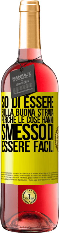 29,95 € Spedizione Gratuita | Vino rosato Edizione ROSÉ So di essere sulla buona strada perché le cose hanno smesso di essere facili Etichetta Gialla. Etichetta personalizzabile Vino giovane Raccogliere 2024 Tempranillo