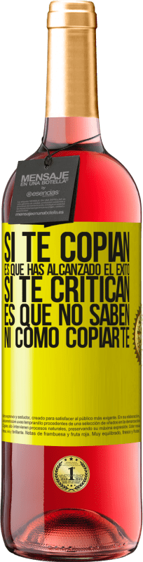 29,95 € Envío gratis | Vino Rosado Edición ROSÉ Si te copian, es que has alcanzado el éxito. Si te critican, es que no saben ni como copiarte Etiqueta Amarilla. Etiqueta personalizable Vino joven Cosecha 2025 Tempranillo
