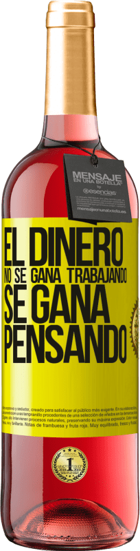 29,95 € Envío gratis | Vino Rosado Edición ROSÉ El dinero no se gana trabajando, se gana pensando Etiqueta Amarilla. Etiqueta personalizable Vino joven Cosecha 2024 Tempranillo