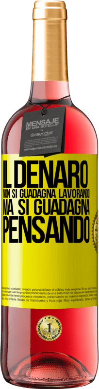 29,95 € Spedizione Gratuita | Vino rosato Edizione ROSÉ Il denaro non si guadagna lavorando, ma si guadagna pensando Etichetta Gialla. Etichetta personalizzabile Vino giovane Raccogliere 2024 Tempranillo