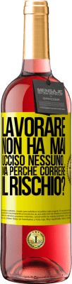 29,95 € Spedizione Gratuita | Vino rosato Edizione ROSÉ Lavorare non ha mai ucciso nessuno ... ma perché correre il rischio? Etichetta Gialla. Etichetta personalizzabile Vino giovane Raccogliere 2024 Tempranillo