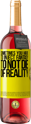 29,95 € 送料無料 | ロゼワイン ROSÉエディション 時々、現実で死なないためにファンタジーを注入する必要があります 黄色のラベル. カスタマイズ可能なラベル 若いワイン 収穫 2025 Tempranillo