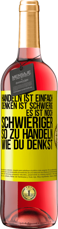 29,95 € Kostenloser Versand | Roséwein ROSÉ Ausgabe Handeln ist einfach. Denken ist schwierig. Es ist noch schwieriger, so zu handeln, wie du denkst Gelbes Etikett. Anpassbares Etikett Junger Wein Ernte 2024 Tempranillo