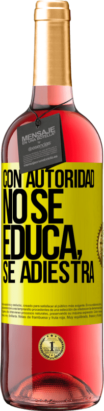 29,95 € Envío gratis | Vino Rosado Edición ROSÉ Con autoridad no se educa, se adiestra Etiqueta Amarilla. Etiqueta personalizable Vino joven Cosecha 2024 Tempranillo