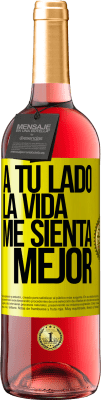 29,95 € Envío gratis | Vino Rosado Edición ROSÉ A tu lado la vida me sienta mejor Etiqueta Amarilla. Etiqueta personalizable Vino joven Cosecha 2025 Tempranillo