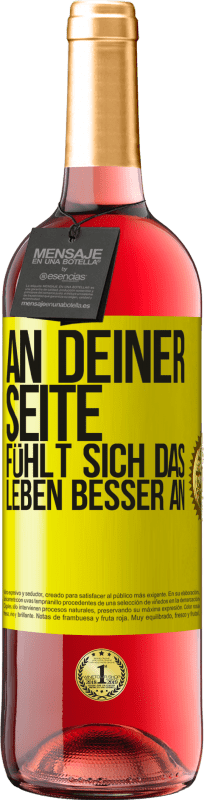 29,95 € Kostenloser Versand | Roséwein ROSÉ Ausgabe An deiner Seite fühlt sich das Leben besser an Gelbes Etikett. Anpassbares Etikett Junger Wein Ernte 2024 Tempranillo