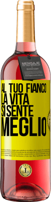 29,95 € Spedizione Gratuita | Vino rosato Edizione ROSÉ Al tuo fianco la vita si sente meglio Etichetta Gialla. Etichetta personalizzabile Vino giovane Raccogliere 2024 Tempranillo